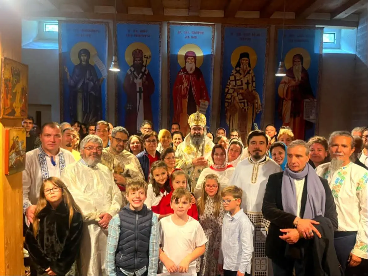 Poză de grup cu ierarhul, preoții și credincioșii în biserica din Winterthur