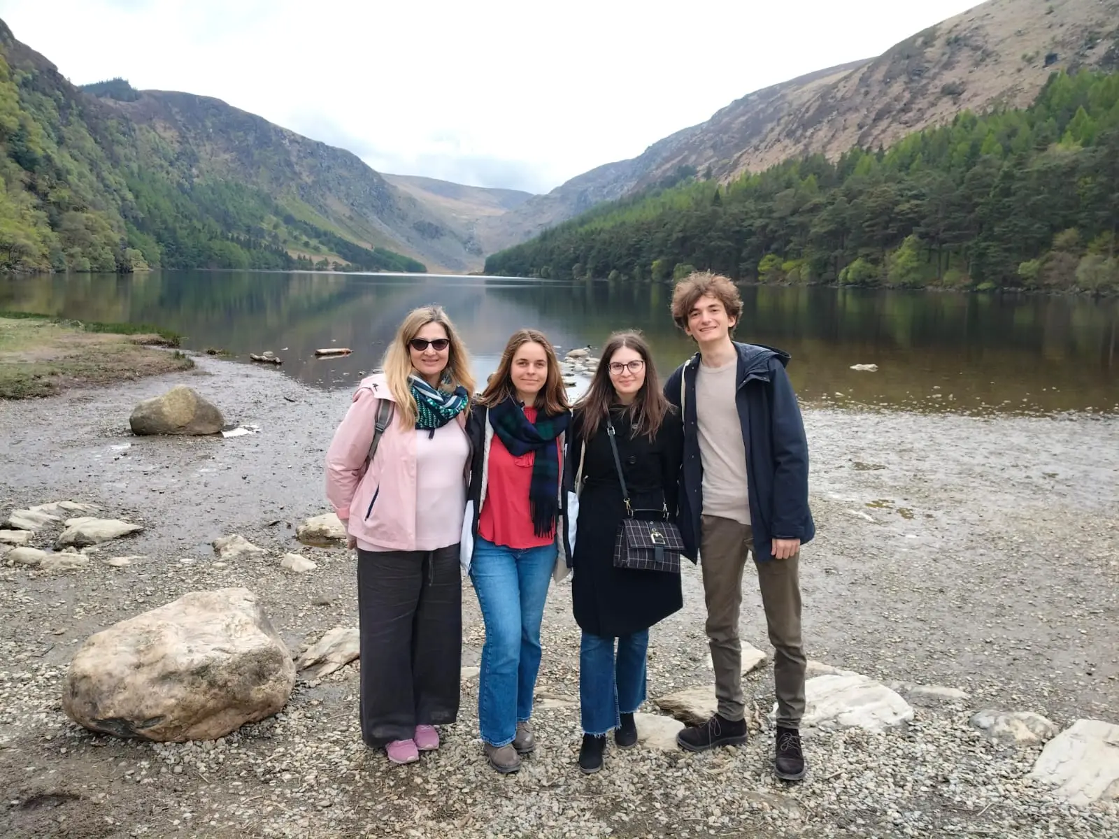 Patru tineri pe malul unui lac de munte din Irlanda