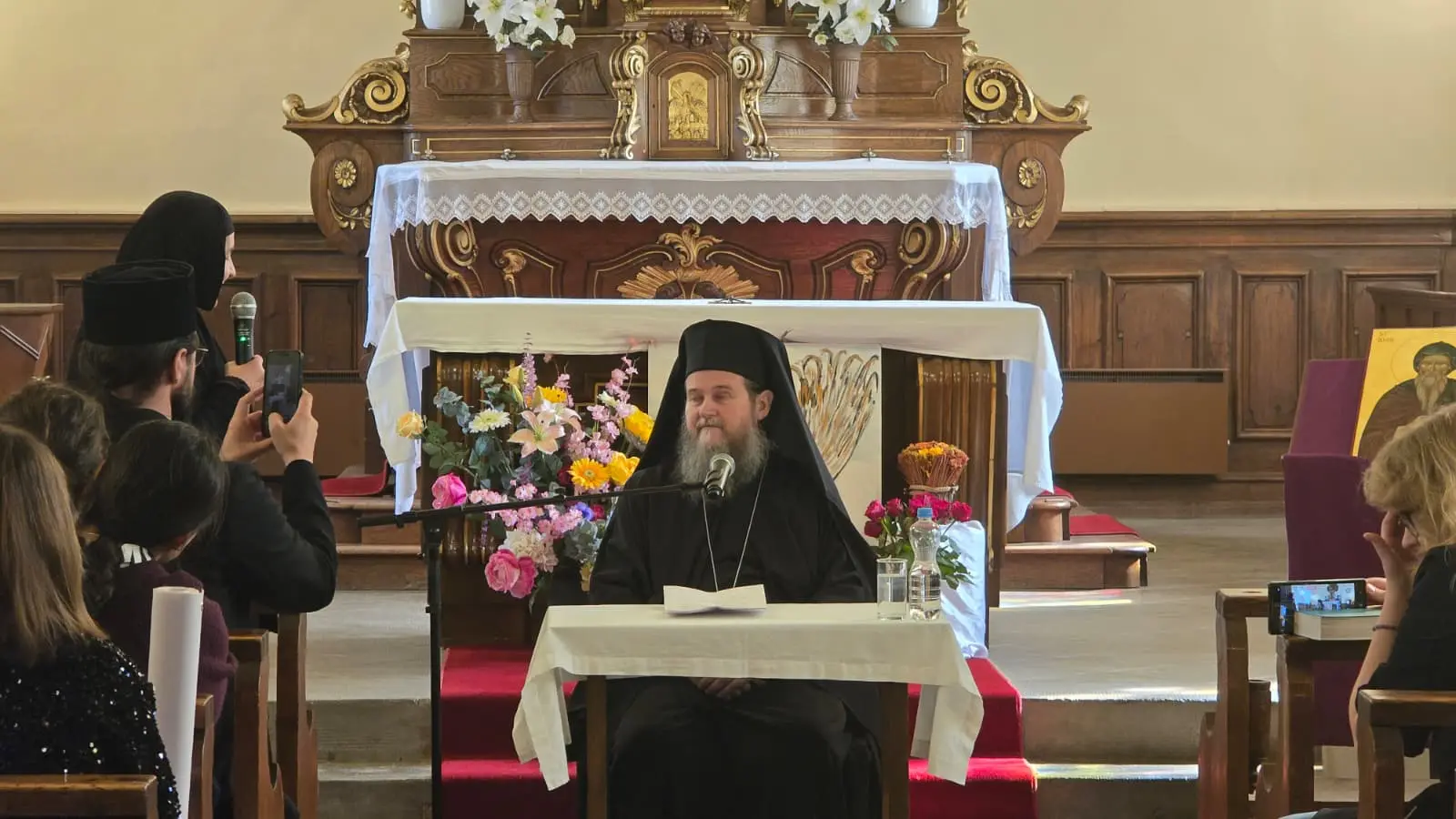 PS Teofil de Iberia vorbind tinerilor în biserică