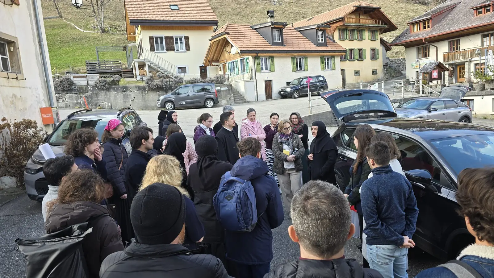 Participanții adunați în fața mănăstirii din Les Sciernes d'Albeuve