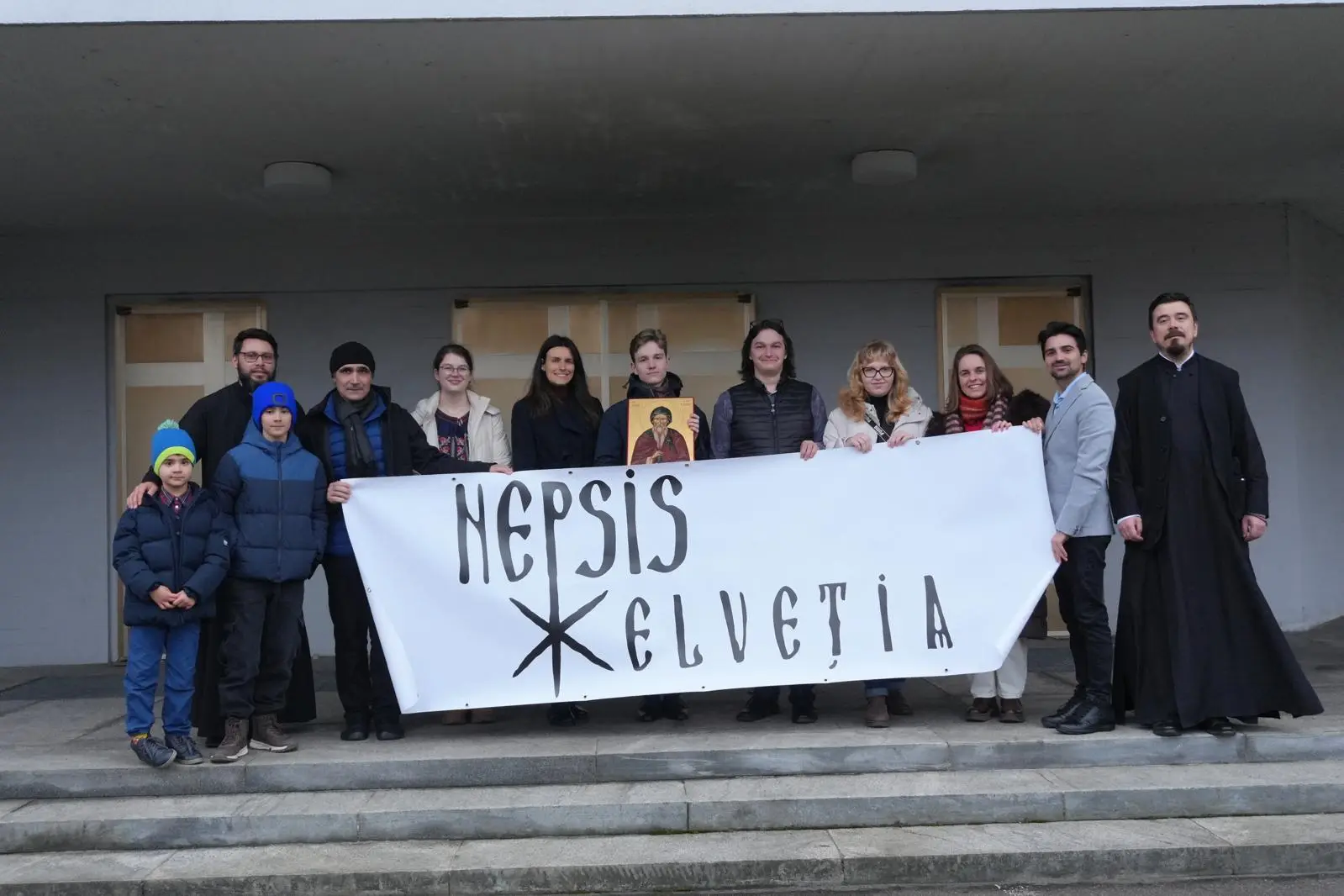 Tineri Nepsis cu steagul Nepsis Elveția și preotul, în fața bisericii