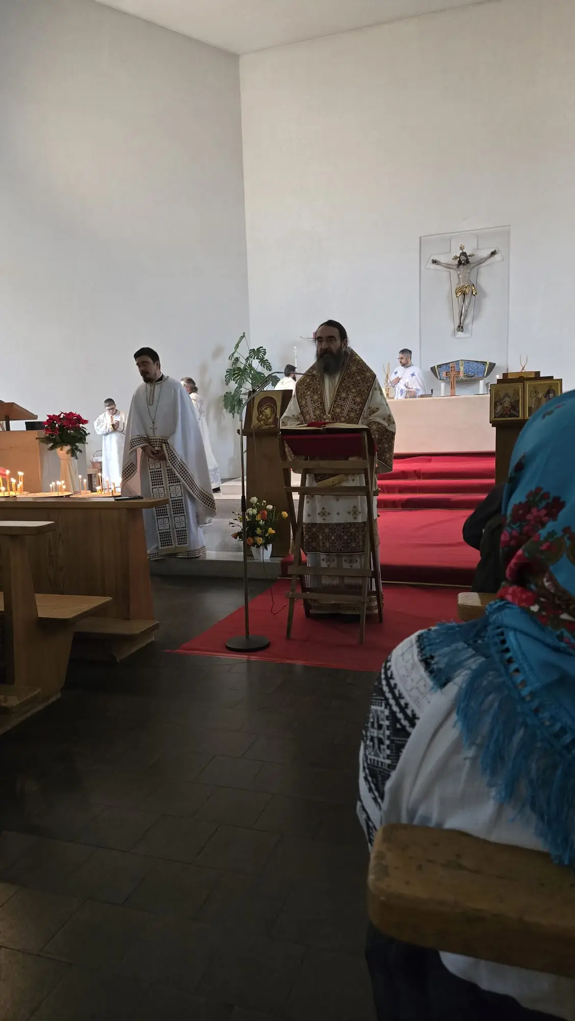Slujba văzută din spatele bisericii